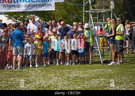 Poole, Dorset, UK domenica 27 maggio 2012. Debra Stephenson, attrice e comedienne e Liz urla, doppia Olympian and Commonwealth medallist, inizio gare a Poole Festival di esecuzione, Poole Park premier evento sportivo. Ottenere pronto per l'inizio dell'u8s e accompagnatori adulti gara Foto Stock