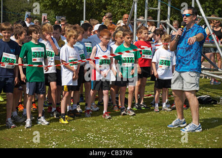 Poole, Dorset, UK domenica 27 maggio 2012. Debra Stephenson, attrice e comedienne e Liz urla, doppia Olympian and Commonwealth medallist, inizio gare a Poole Festival di esecuzione, Poole Park premier evento sportivo. Ottenere pronto per l'inizio del 1 miglio minithon ragazzi 10 e 11 Foto Stock