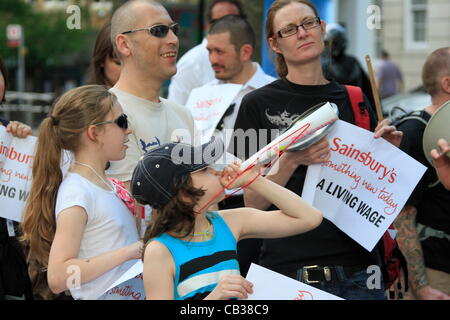 Lunedì 28 Maggio 2012 a pagare gruppo detengono il loro primo l azione diretta contro Sainsbury 's chiamando per l'equa retribuzione per il personale del nuovo gruppo di protesta dire "Paga viene avviata dagli attivisti coinvolti nel Regno Unito intonso, occupano, i sindacati e le organizzazioni della comunità'. Linea di credito : credito: Hot Shots / Alamy Live News Foto Stock