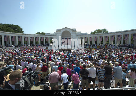 Osservatori presso l'anfiteatro presso il Cimitero Nazionale di Arlington stand per l'inno nazionale durante il Memorial Day servizi presso il Cimitero Nazionale di Arlington Maggio 28, 2012 in Arlington, VA Foto Stock