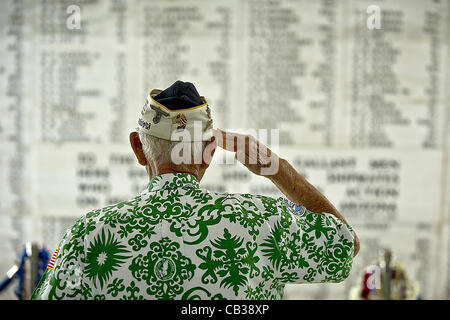 Sterling R. cala un 90-anno-vecchio porto di perla superstite paga rispetto ai suoi commilitoni in la sala del santuario della USS Arizona Memorial in onore del servizio 1.177 membri che hanno perso la vita durante il Memorial Day service Maggio 27, 2012 a Honolulu, Hawaii. Foto Stock