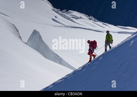 Due alpinisti scendono dall'Aigulle du Midi in il Col du plan nel Mt Blanc gamma Foto Stock