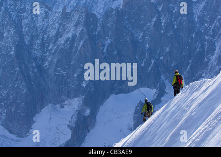 Due alpinisti scendono dall'Aigulle du Midi in il Col du plan nel Mt Blanc gamma Foto Stock