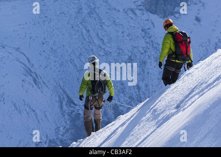 Due alpinisti scendono dall'Aigulle du Midi in il Col du plan nel Mt Blanc gamma Foto Stock