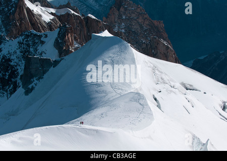 Due alpinisti scendono dall'Aigulle du Midi in il Col du plan nel Mt Blanc gamma Foto Stock