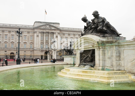 Una vista della parte anteriore orientale di Buckingham Palace dal Victoria Memorial fontana, Westminster, London Foto Stock