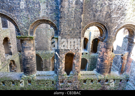 Le rovine e l'interno senza tetto della torre normanna del castello di Rochester. Pareti in pietra con archi e porte e fori di supporto del pavimento. Foto Stock