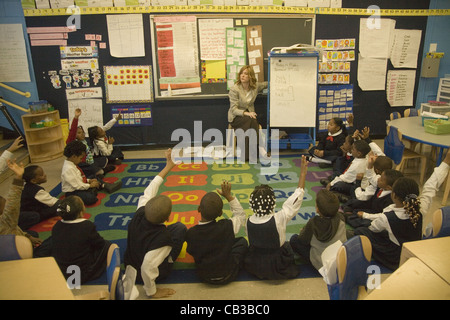 La scuola dei bambini presso la nuova Accademia americana una progressiva e molto successo interno della città pubblica scuola elementare a Brooklyn, New York. Foto Stock