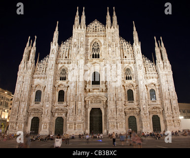 Milano - westfacade della cattedrale di notte Foto Stock