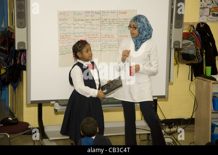 La scuola dei bambini presso la nuova Accademia americana una progressiva e molto successo interno della città pubblica scuola elementare a Brooklyn, New York. Foto Stock