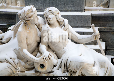 Vienna - dettaglio da Palas Athena fontana in inverno Foto Stock