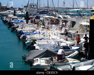 Piccole imbarcazioni legato fino a marina Foto Stock