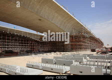 Strada in costruzione sito in Dubai. Mostra il nuovo ponte Jafza, parte della sezione in alzata della nuova strada parallela regime. Foto Stock