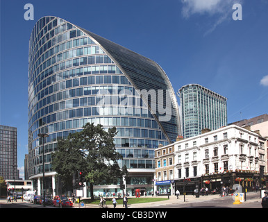 Città di Londra, Regno Unito. Giunzione di Moorgate e London Wall mostra Moor House, una nuova, Norman Foster-progettato blocco ufficio Foto Stock