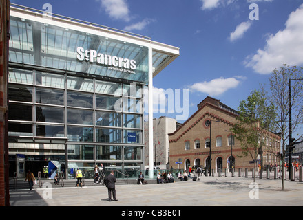 L'ingresso principale alla stazione internazionale di St Pancras, London, Regno Unito. mostra vittoriano ristrutturato edifici in background Foto Stock