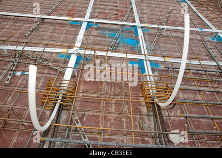 Post-tensionamento dei cavi di acciaio nel pavimento in calcestruzzo cassaforma Foto Stock