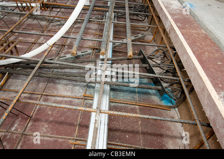 Post-tensionamento dei cavi di acciaio nel pavimento in calcestruzzo cassaforma Foto Stock