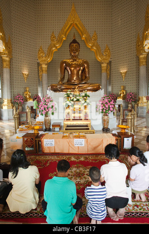 Thailandia, Bangkok, Golden statua di Buddha nel Wat Traimit Foto Stock