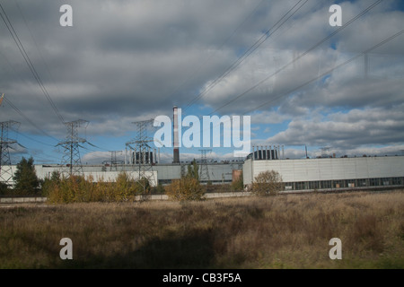 Reattore numero 4 di Cernobyl, incassato nel suo vecchio sarcofago visto dal lato, Ucraina Foto Stock