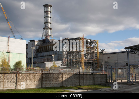 Reattore numero 4 di Cernobyl, incassato nel suo vecchio sarcofago con quello nuovo costruito dal suo lato, Ucraina Foto Stock