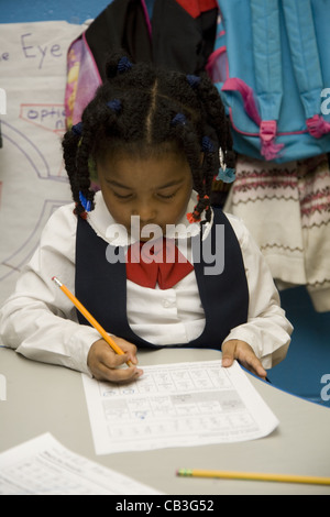 La scuola dei bambini presso la nuova Accademia americana una progressiva e molto successo interno della città pubblica scuola elementare a Brooklyn, New York. Foto Stock