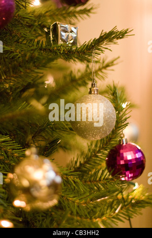 Una vista ravvicinata di un albero di Natale decorato con barbi in e fuori di concentrarsi su come pure presenta Foto Stock