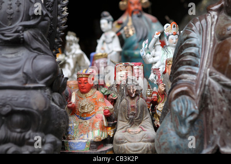 Molto grande gruppo di statuette vecchio figurine di cinese tradizionale delle divinità, Tempio Nanputuo, Xiamen, Cina e Asia Foto Stock