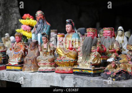 Molto grande gruppo di statuette vecchio figurine di cinese tradizionale delle divinità, Tempio Nanputuo, Xiamen, Cina e Asia Foto Stock