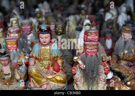 Molto grande gruppo di statuette vecchio figurine di cinese tradizionale delle divinità, Tempio Nanputuo, Xiamen, Cina e Asia Foto Stock