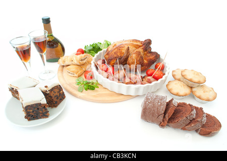 Natale tradizionale diffusione compresi pasticci di carne macinata e la pancetta avvolto salsicce Foto Stock