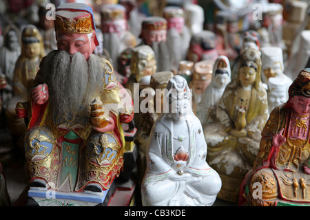 Molto grande gruppo di statuette vecchio figurine di cinese tradizionale delle divinità, Tempio Nanputuo, Xiamen, Cina e Asia Foto Stock