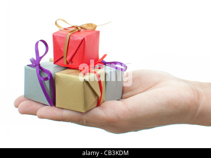 Mani presentando più colorate scatole regalo Foto Stock