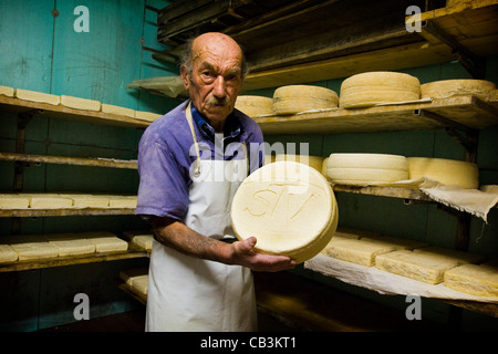 Guglielmo Locatelli, latteria Locatelli, Reggetto, Val Taleggio, Lombardia, Italia Foto Stock