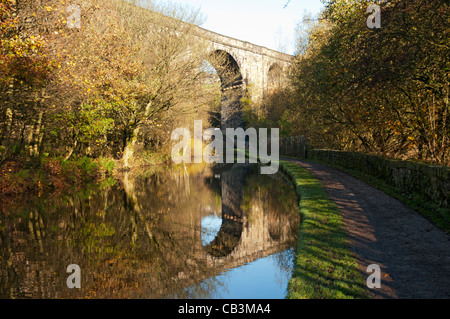 Saddleworth viadotto e l Huddersfield Canal a Uppermill, Saddleworth, Oldham distretto, Greater Manchester, Inghilterra, Regno Unito Foto Stock