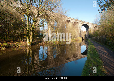 Saddleworth viadotto e l Huddersfield Canal a Uppermill, Saddleworth, Oldham distretto, Greater Manchester, Inghilterra, Regno Unito Foto Stock