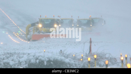 Spazzaneve battaglia per cancellare neve spessa dall'Aeroporto Gatwick di Londra la pista durante una bufera di neve. Foto Stock