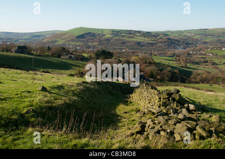 La valle di Tame da una traccia su Assessore Hill, sopra Greenfield, Saddleworth, Oldham distretto, Greater Manchester, Inghilterra, Regno Unito Foto Stock