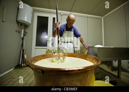 Guglielmo Locatelli, latteria Locatelli, Reggetto, Val Taleggio, Lombardia, Italia Foto Stock
