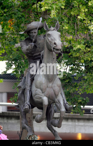 Pony Express statua - Sacramento - San Giuseppe. La statua commemora la gloria del pony express, che ha preso avvio qui a 3,45 Foto Stock