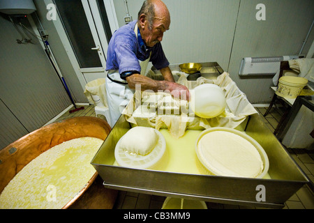 Guglielmo Locatelli, latteria Locatelli, Reggetto, Val Taleggio, Lombardia, Italia Foto Stock