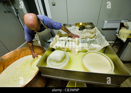 Guglielmo Locatelli, latteria Locatelli, Reggetto, Val Taleggio, Lombardia, Italia Foto Stock