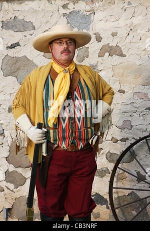 Un cowboy southwestern in posa con una pistola Foto Stock