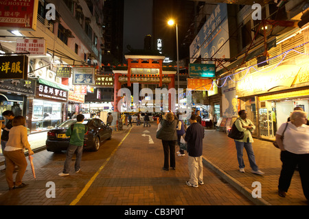 I turisti all'ingresso per il Mercato Notturno di Temple Street, Tsim Sha Tsui di Kowloon hong kong cina della RAS di Hong Kong Foto Stock