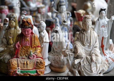 Molto grande gruppo di statuette vecchio figurine di cinese tradizionale delle divinità, Tempio Nanputuo, Xiamen, Cina e Asia Foto Stock