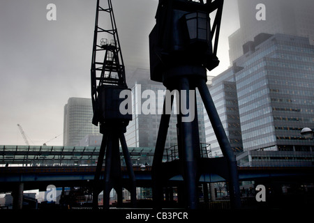 Una fitta nebbia nella zona est di Londra. Lugubre atmosfera come nebbia fitta scende a Canary Wharf nei Docklands. Londra il 2° distretto finanziario. Foto Stock