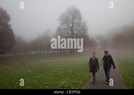 Una fitta nebbia a Londra. Lugubre atmosfera come nebbia fitta scende a Greenwich Park e persone andare a spasso per l'inverno. Foto Stock