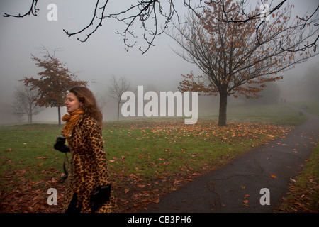 Una fitta nebbia a Londra. Lugubre atmosfera come nebbia fitta scende a Greenwich Park e persone andare a spasso per l'inverno. Foto Stock