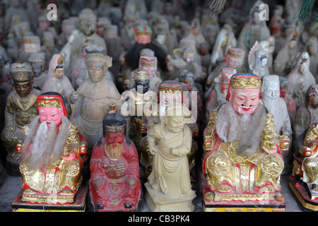 Molto grande gruppo di statuette vecchio figurine di cinese tradizionale delle divinità, Tempio Nanputuo, Xiamen, Cina e Asia Foto Stock