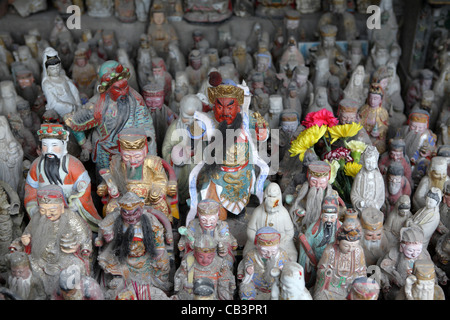 Molto grande gruppo di statuette vecchio figurine di cinese tradizionale delle divinità, Tempio Nanputuo, Xiamen, Cina e Asia Foto Stock