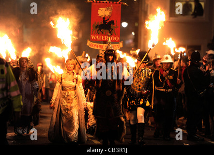 Processione in Lewes notte dei falò celebrazioni mostra Waterloo il falò della società Foto Stock